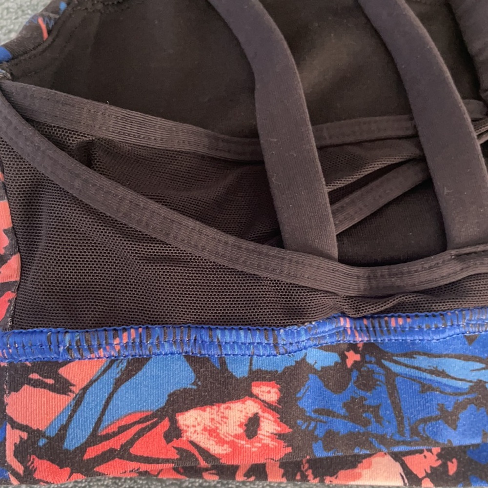 Lululemon shorts and matching sports bra - Picture 5 of 11